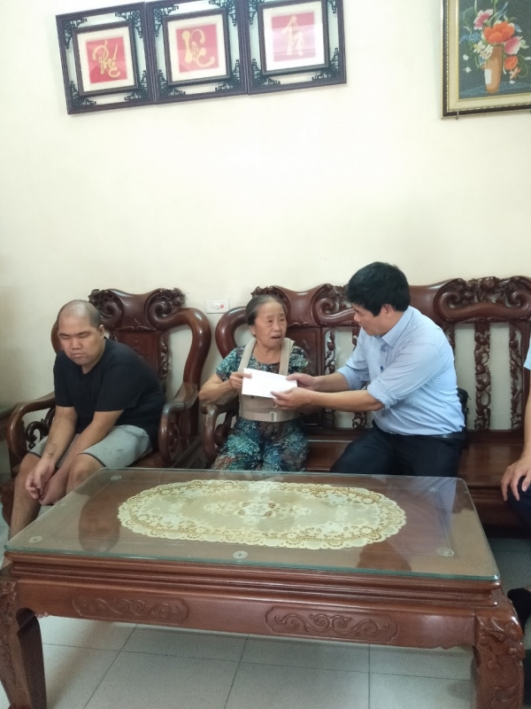 Một số hình ảnh trao quà cho nạn nhân da cam