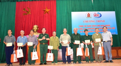 TRUNG ƯƠNG HỘI NẠN NHÂN CHẤT ĐỘC DA CAM/DIOXIN VIỆT NAM TẶNG QUÀ NẠN NHÂN CHẤT ĐỘC DA CAM THÀNH PHỐ HÀ NỘI CHỊU THIỆT HẠI NẶNG NỀ DO CƠN BÃO SỐ 3