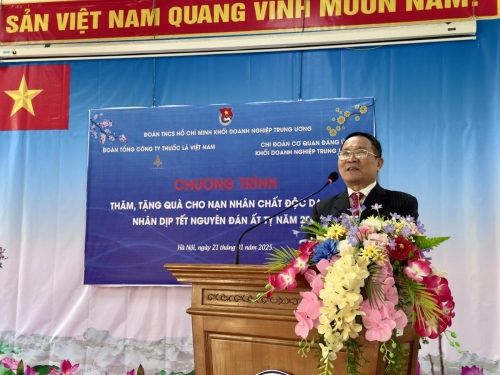 ĐOÀN TNCS HỒ CHÍ MINH KHỐI DOANH NGHIỆP TRUNG ƯƠNG THĂM, TẶNG QUÀ TRUNG TÂM CHĂM SÓC, NUÔI DƯỠNG VÀ ĐIỀU TRỊ NẠN NHÂN BỊ NHIỄM CHẤT ĐỘC DA CAM/DIOXIN THÀNH PHỐ HÀ NỘI