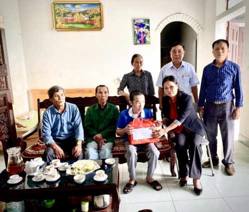 THƯỜNG TRỰC HỘI NẠN NHÂN CHẤT ĐỘC DA CAM/DIOXIN HUYỆN BA VÌ TRAO TIỀN TRỢ CẤP ĐỘT XUẤT CHO NẠN NHÂN CHẤT ĐỘC DA CAM CỦA HUYỆN