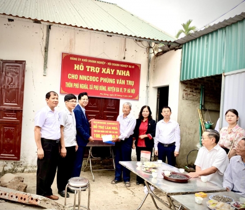 Thường trực Hội Nạn nhân chất độc da cam/dioxin huyện Ba Vì phối hợp với nhà tài trợ trao tiền hỗ trợ làm nhà cho nạn nhân chất độc da cam xã Phú Đông
