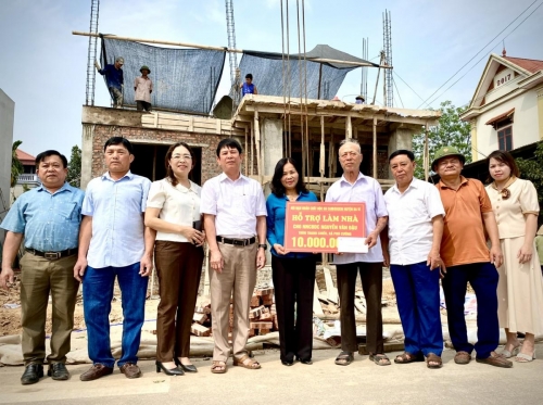 THƯỜNG TRỰC HỘI NẠN NHÂN CHẤT ĐỘC DA CAM/DIOXIN HUYỆN BA VÌ TRAO TIỀN HỘ TRỢ LÀM NHÀ CHO NẠN NHÂN DA CAM TRÊN ĐỊA BÀN HUYỆN