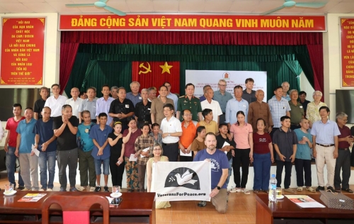 ĐOÀN CỰU CHIẾN BINH MỸ VÌ HÒA BÌNH THĂM TRUNG TÂM BẢO TRỢ XÃ HỘI NẠN NHÂN CHẤT ĐỘC DA CAM VIỆT NAM