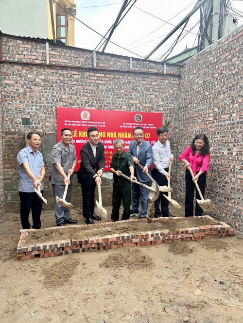 HỘI NHỮNG NGƯỜI YÊU NƯỚC HÀN QUỐC YÊU VIỆT NAM TRAO TẶNG TIỀN XÂY NHÀ VÀ HỖ TRỢ SINH KẾ CHO NẠN NHÂN CHẤT ĐỘC DA CAM THÀNH PHỐ HÀ NỘI