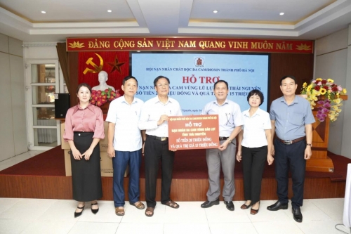 THƯỜNG TRỰC HỘI NẠN NHÂN CHẤT ĐỘC DA CAM/DIOXIN THÀNH PHỐ HÀ NỘI THĂM, TẶNG QUÀ NẠN NHÂN DA CAM CÓ HOÀN CẢNH KHÓ KHĂN TỈNH THÁI NGUYÊN DO BÃO LŨ GÂY RA
