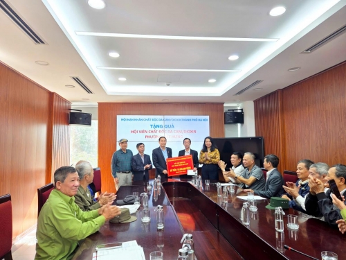 HỘI NẠN NHÂN CHẤT ĐỘC DA CAM/DIOXIN THÀNH PHỐ TRAO TIỀN HỖ TRỢ SINH KẾ VÀ TẶNG QUÀ CHO NẠN NHÂN CHẤT ĐỘC DA CAM THUỘC HAI  PHƯỜNG VIỆT HƯNG VÀ BỒ ĐỀ